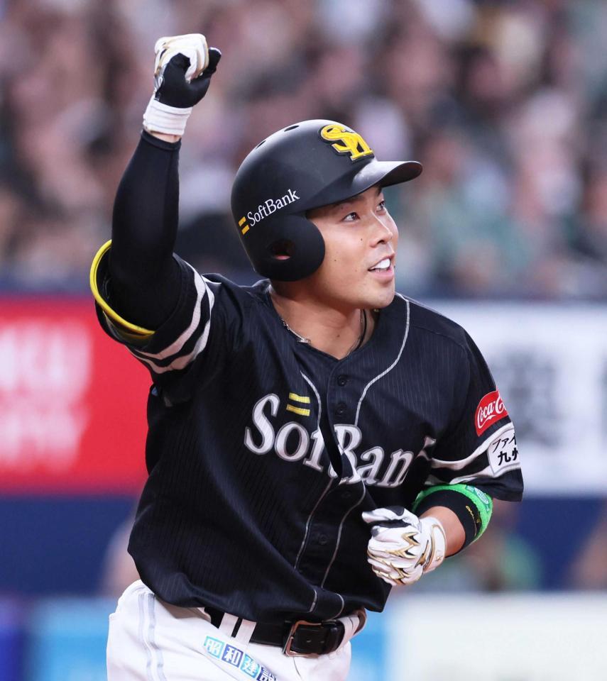 　３回、先制の満塁本塁打を放ちガッツポーズで駆け出す近藤（撮影・立川洋一郎）