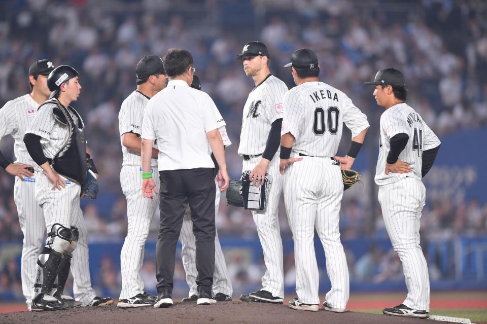 　５回、矢沢に右越え２点適時二塁打を打たれたボス（右から３人目）＝撮影・開出牧