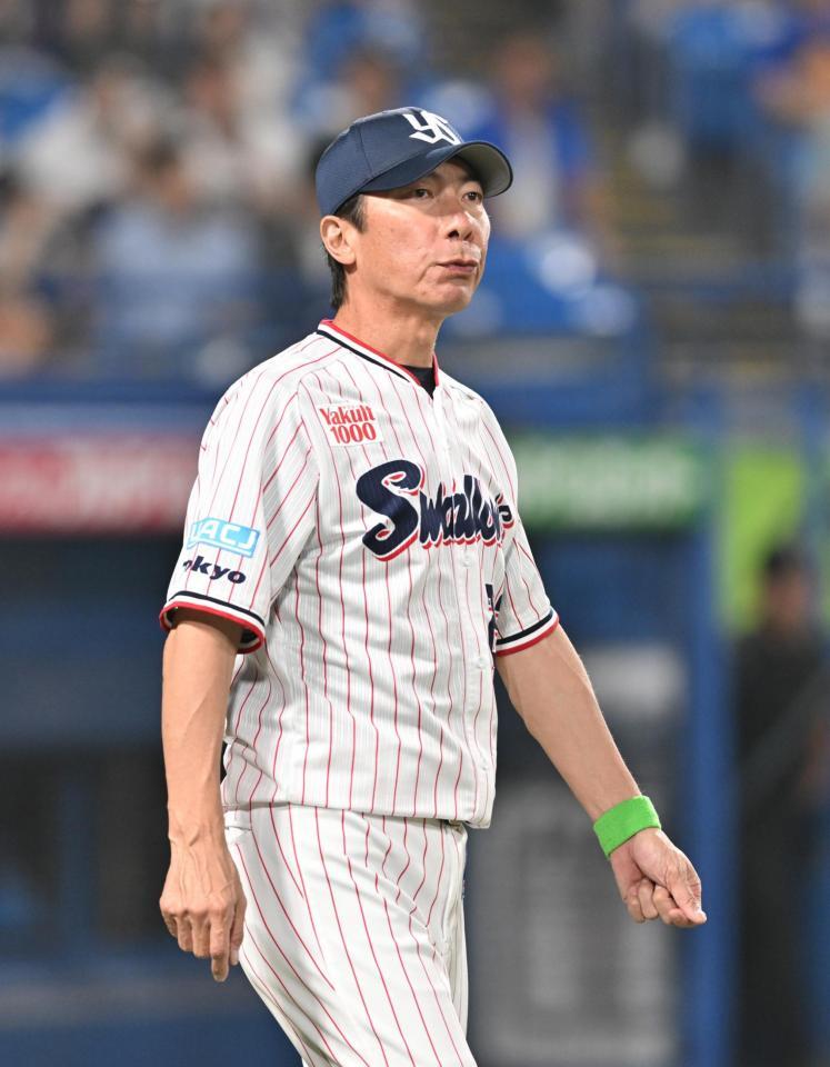 　５回裏終了、投手交代を告げる高津監督