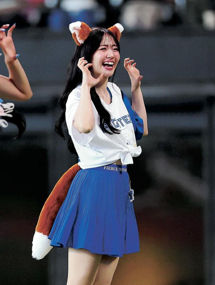 　きつねダンスを踊る鈴木愛理＝６日