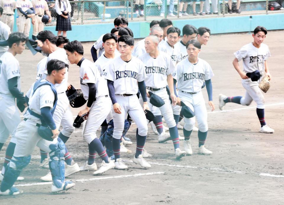 　初戦を突破し、スタンドへあいさつに向かう立命館宇治ナイン