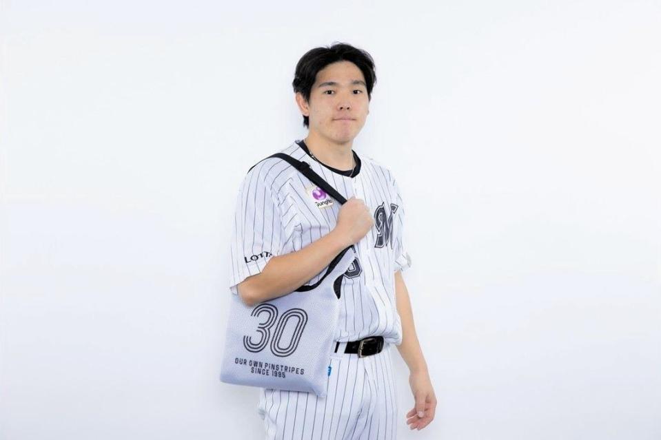 　メッシュショルダーバッグを手にする安田（球団提供）