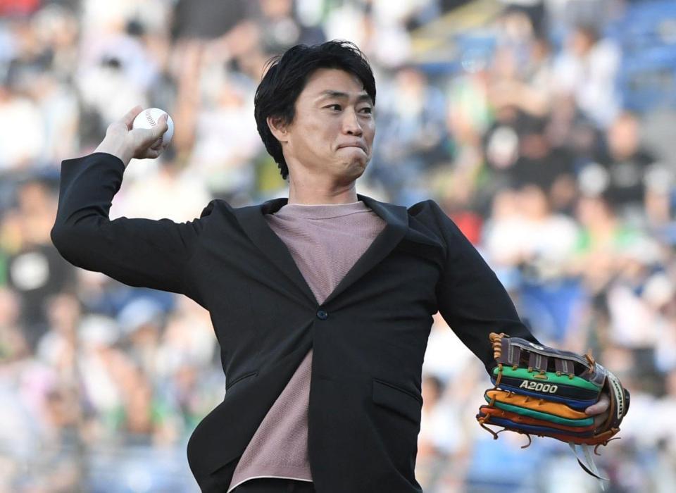 　神宮球場のマウンドから投球する青木宣親ＧＭ特別補佐（撮影・佐藤厚）