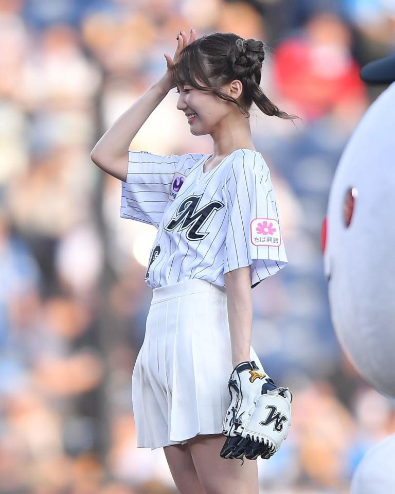 　始球式を務め頭に手をやるＳＵＰＥＲ☆ＧｉＲＬＳの門林有羽（撮影・開出牧）