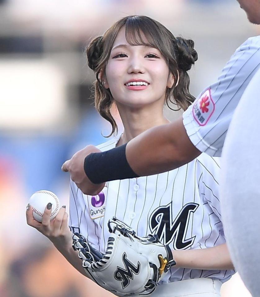 　始球式を務めたＳＵＰＥＲ☆ＧｉＲＬＳの門林有羽（撮影・開出牧）