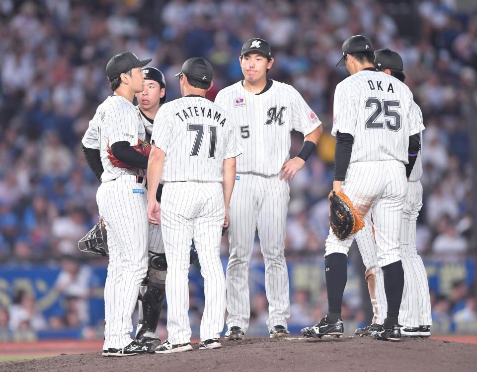 　５回、水野に右前打を打たれ満塁のピンチを迎えた石川柊（左端）＝撮影・開出牧