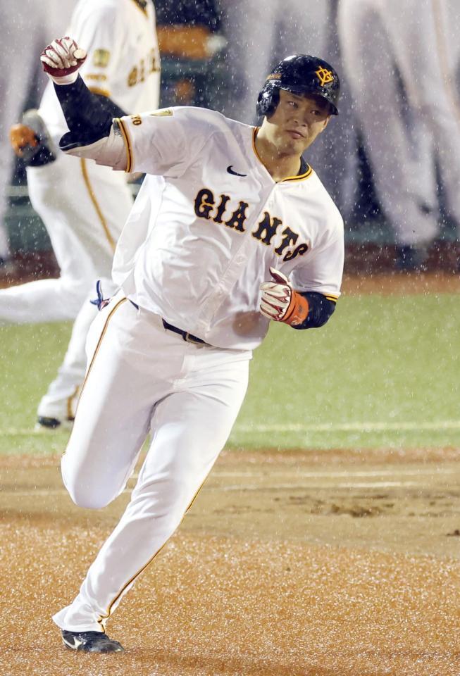 　２回、プロ初本塁打を放ち、ガッツポーズする荒巻