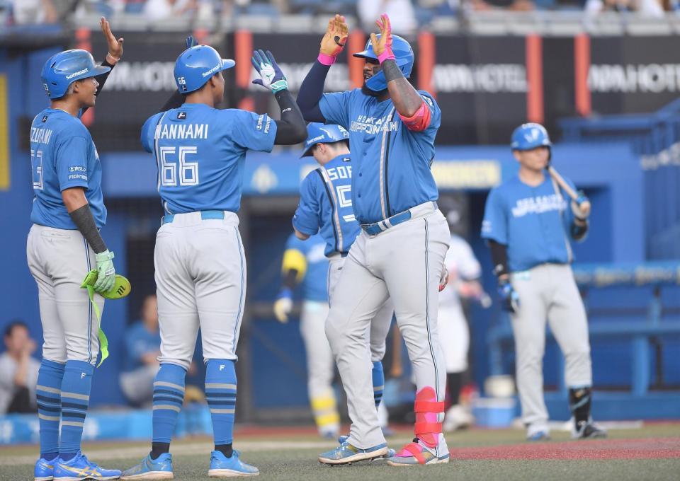 　１回、先制の右越え満塁ホームランを放ち万波（６６）らとタッチを交わすレイエス（左から３人目）＝撮影・開出牧