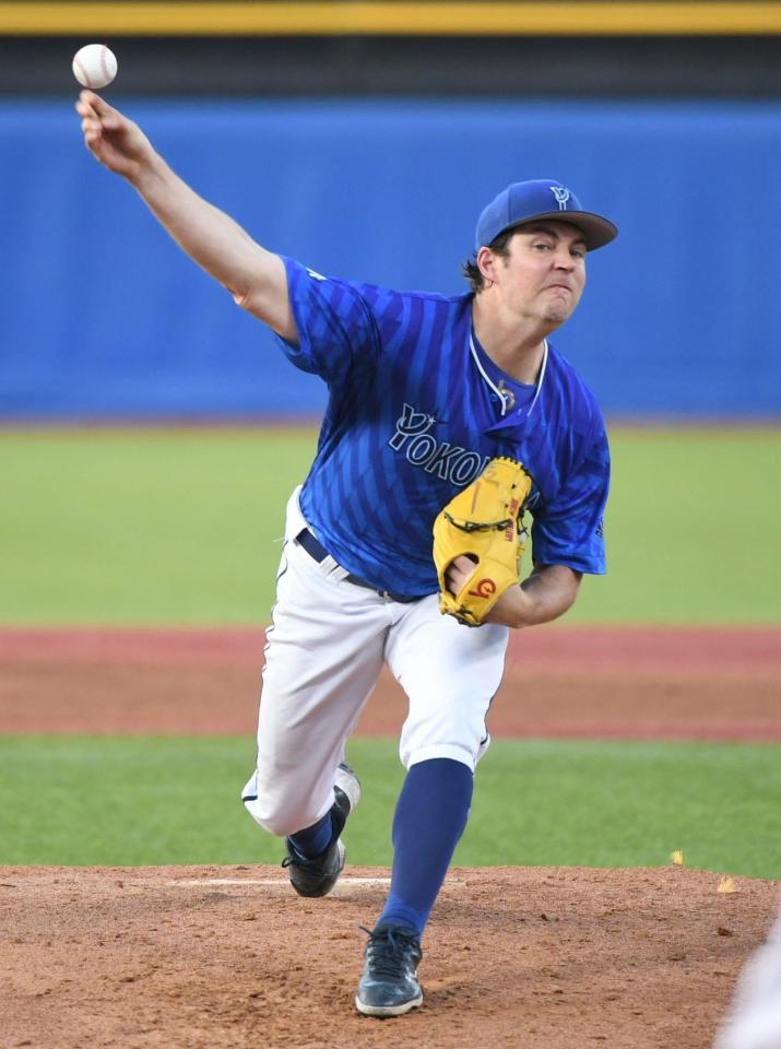 　ヤクルト打線に立ち向かうバウアー（撮影・佐藤厚）