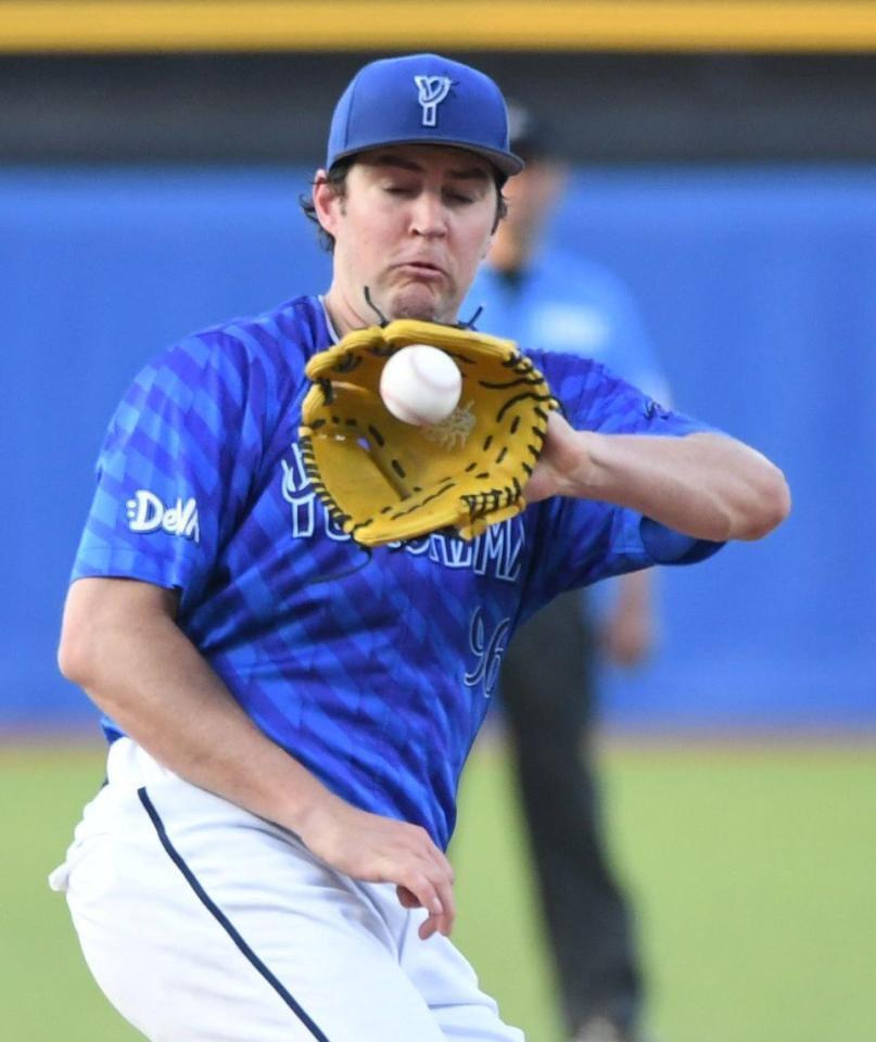 　１回、岩田の投ゴロを好捕するバウアー（撮影・佐藤厚）