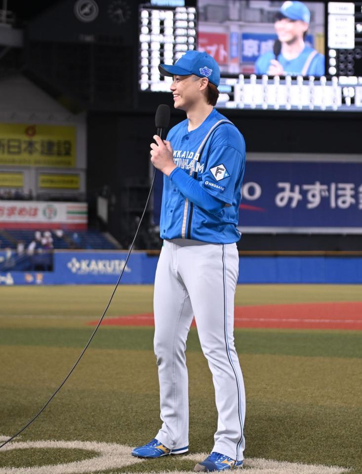 　ヒーローインタビューで“優勝宣言”した山崎（撮影・開出牧）