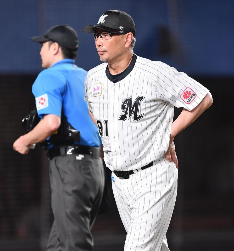 　７回、投手交代を告げた吉井監督（撮影・開出牧）