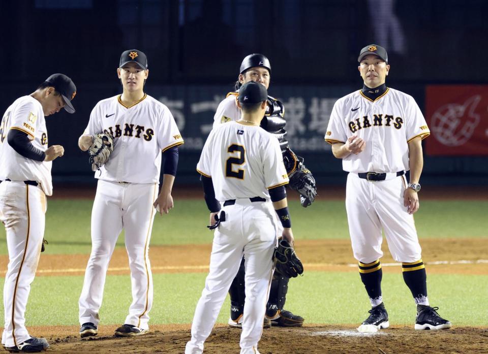 　７回、降板する井上（左から２人目）。右端は阿部監督