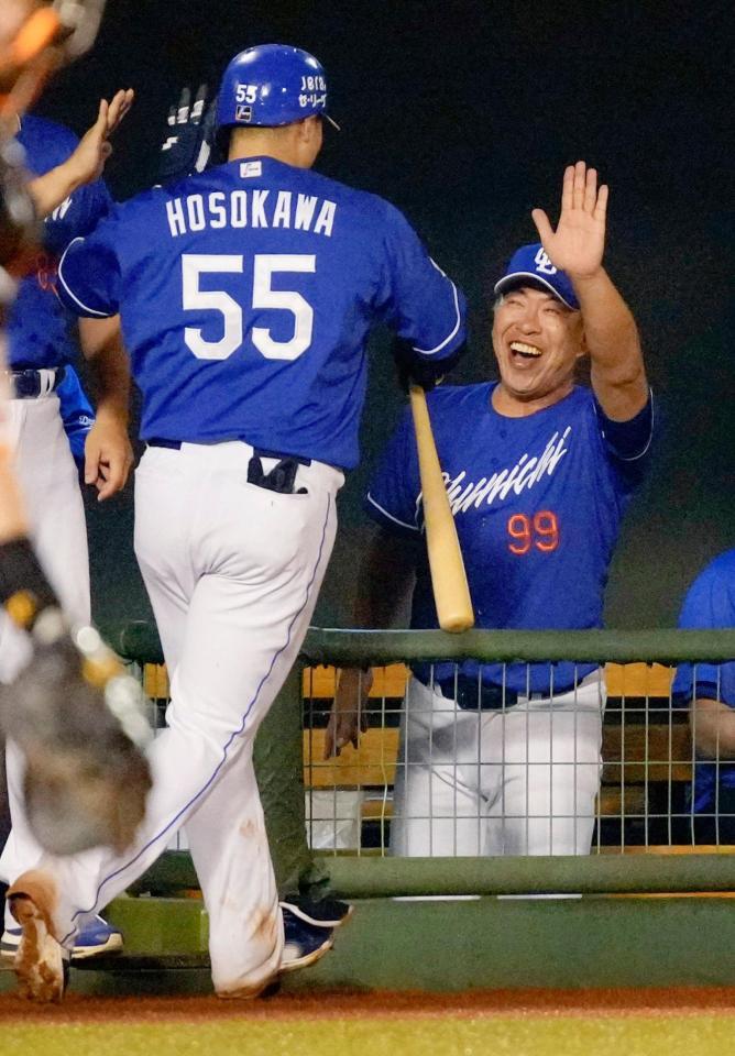 　９回、逆転３ランを放った細川を迎える井上監督