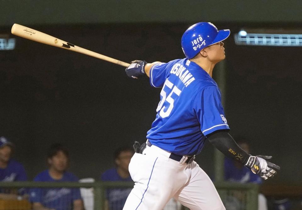 　９回、細川が左越えに逆転３ランを放つ