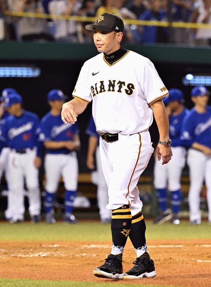 　中日に敗れ、引き揚げる阿部監督