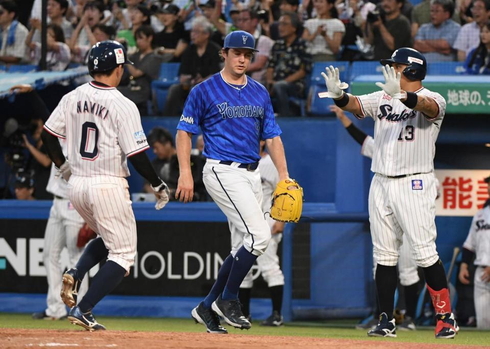 　３回、バウアー（中央）は内山に勝ち越し打を許す（撮影・佐藤厚）