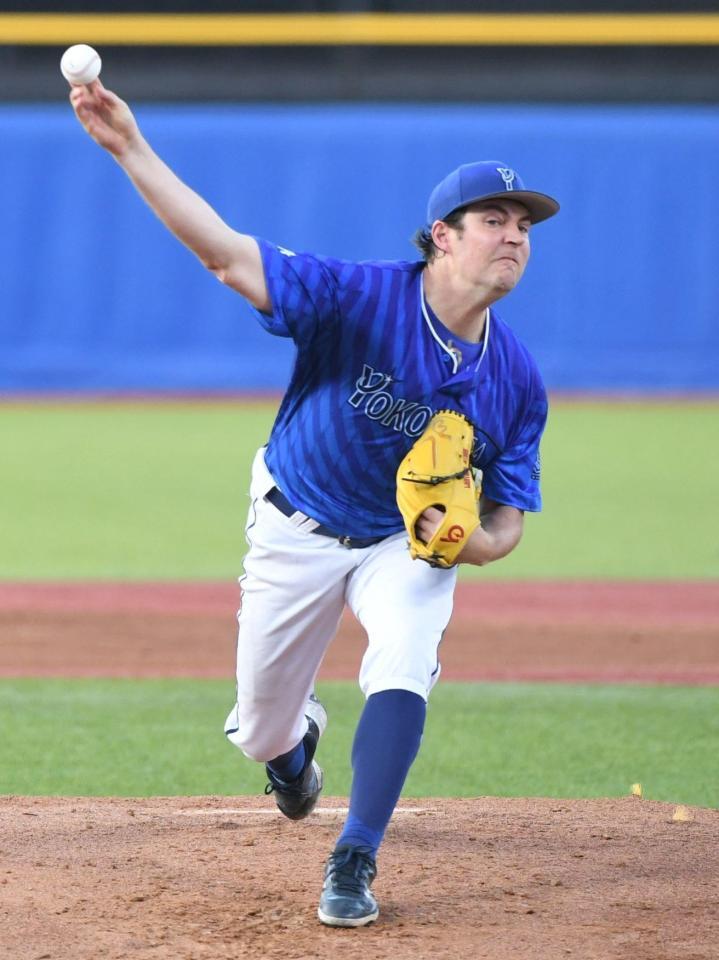 　ヤクルト打線に立ち向かうバウアー（撮影・佐藤厚）