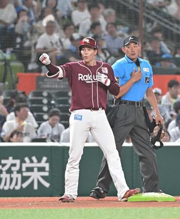 　６回、４試合連続の三塁打を放ちベンチにアピールする中島（撮影・持木克友）