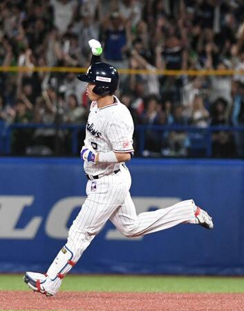 　９回、古賀は左越えに起死回生の同点２ランを放ち、ガッツポーズ（撮影・佐藤厚）