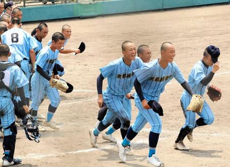 　初戦で勝利し、スタンドへあいさつに向かう京都広学館ナイン（撮影・中野裕美子）
