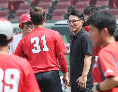 　坂倉（手前）、田中（左）と話をする侍ジャパン・井端監督（撮影・田中太一）