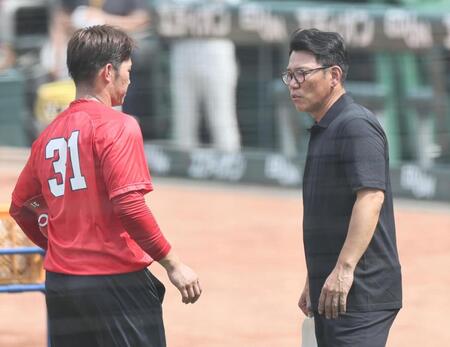 　侍ジャパン・井端監督と話をする坂倉（撮影・田中太一）