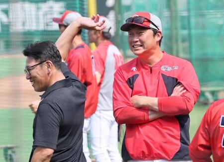 　侍ジャパン・井端監督と話をする新井監督（撮影・田中太一）