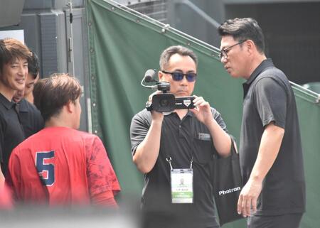 　小園と話をする侍ジャパン・井端監督（撮影・高橋涼太朗）