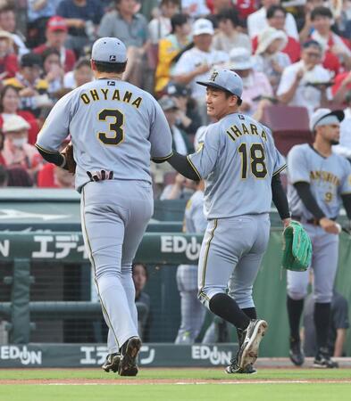 　１回、無失点で終え、大山とグータッチをする伊原（撮影・市尻達拡）