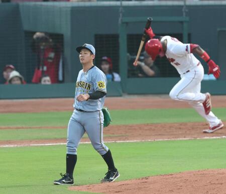 　４回、ファビアン（右）を右飛に打ち取る伊原（撮影・北村雅宏）