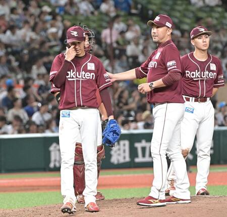 　７回、滝沢を迎えて降板する岸（撮影・持木克友）