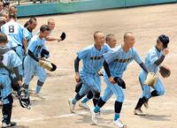 　初戦で勝利し、スタンドへあいさつに向かう京都広学館ナイン（撮影・中野裕美子）