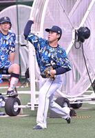 　支配下登録され１軍の練習に参加する仲三河（撮影・持木克友）