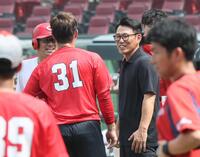 　坂倉（手前）、田中（左）と話をする侍ジャパン・井端監督（撮影・田中太一）