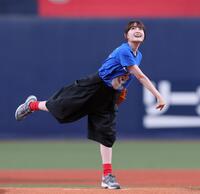 　始球式を務める葵わかな（撮影・立川洋一郎）
