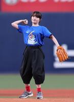 　始球式を務める葵わかな（撮影・立川洋一郎）