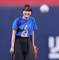 　始球式を務める葵わかな（撮影・立川洋一郎）