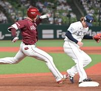 　８回、一塁ゴロに倒れる中島（右は甲斐野）。リプレー検証でも覆らず（撮影・持木克友）