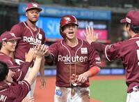 　６回、黒川の左前適時打で生還し、ナインに迎えられる鈴木大（撮影・持木克友）