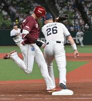 　３回、遊ゴロに倒れる中島（撮影・持木克友）