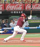 　６回、左前適時打を放つ黒川（撮影・持木克友）