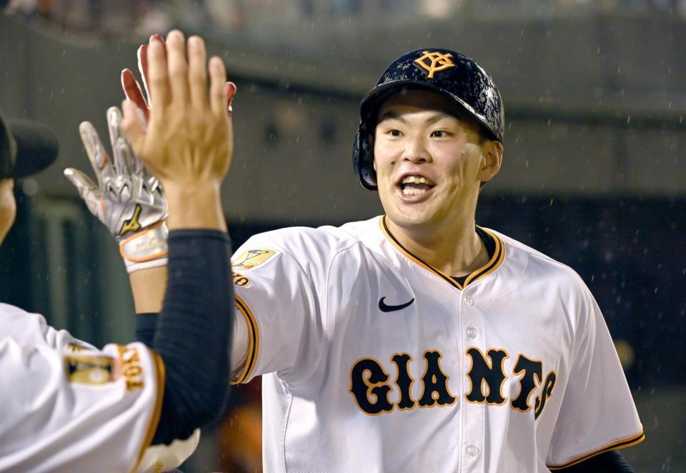 　２回、プロ初本塁打を放ち、ナインに迎えられる荒巻