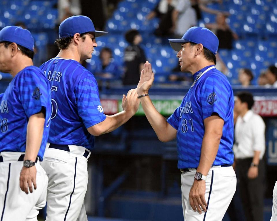 　１２回引き分けに終わりタッチを交わす三浦監督（右）とバウアー（撮影・佐藤厚）