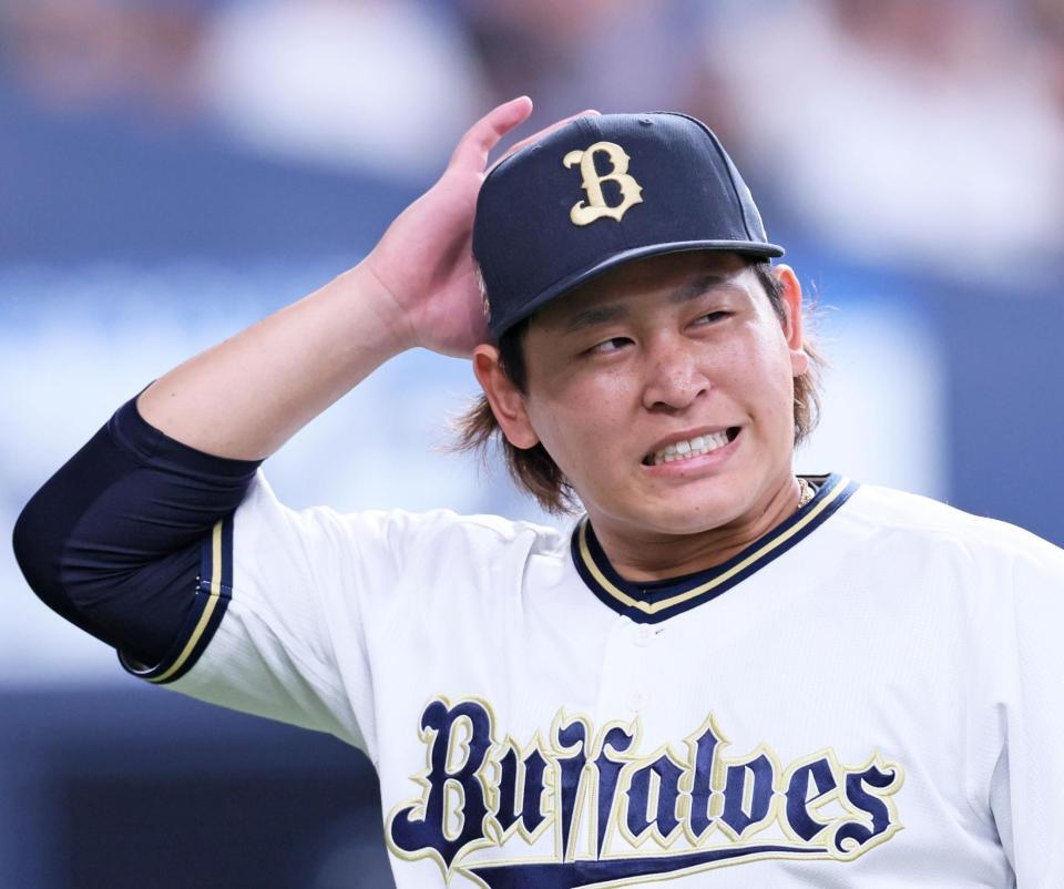 　３回に先制点を許し悔しさをにじませてベンチへ引き揚げる宮城（撮影・立川洋一郎）