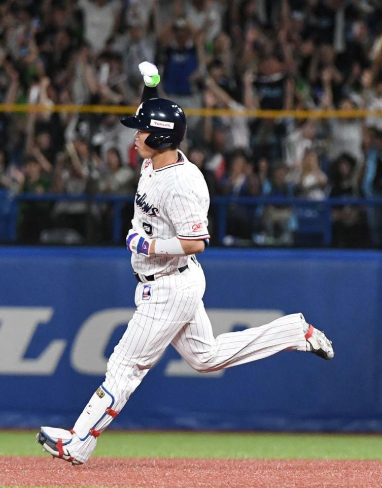 　９回、古賀は左越えに起死回生の同点２ランを放ち、ガッツポーズ（撮影・佐藤厚）