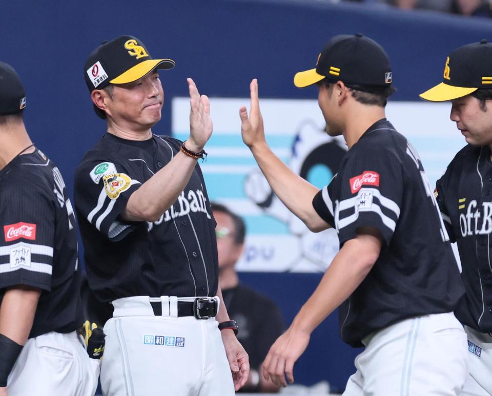 　ナインと勝利のタッチを交わす小久保監督（左）＝撮影・立川洋一郎