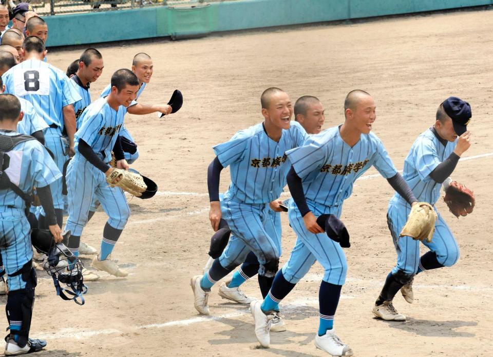 　初戦で勝利し、スタンドへあいさつに向かう京都広学館ナイン（撮影・中野裕美子）