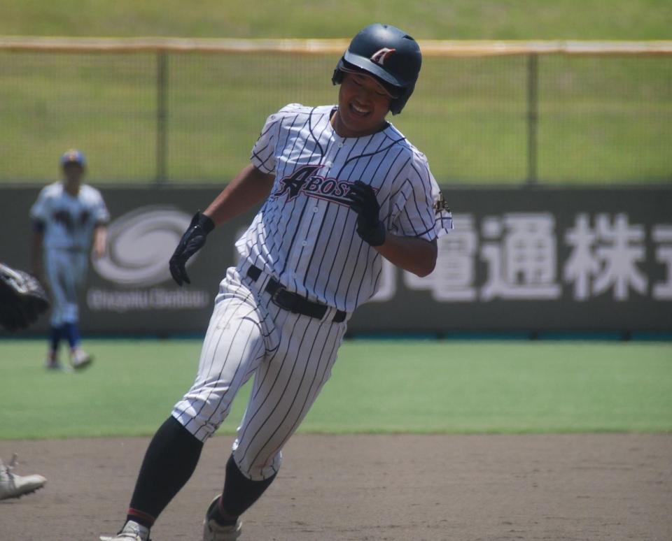 　８回、３ランを放った網干・三浦