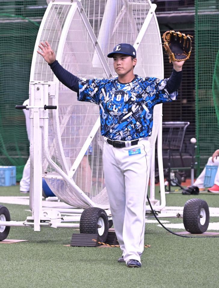 　支配下登録され１軍の練習に参加する仲三河（撮影・持木克友）